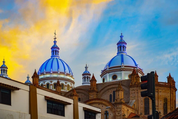 Stimmungsvolles Szenario über der Kathedrale von Cuenca in Ecuador