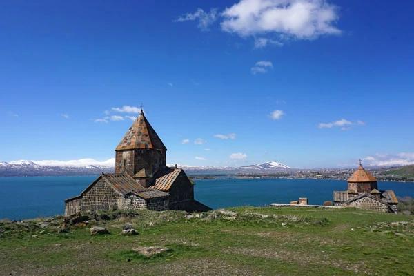 Malerisch gelegen – das Kloster Sewanavank am Nordufer des Sewansees in Armenien