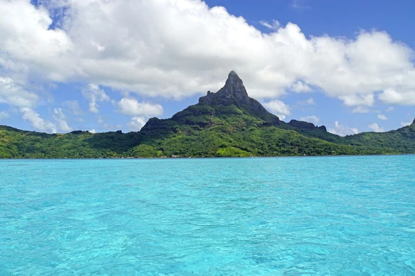 Der markante Mont Otemanu über dem blauen Wasser von Bora Bora in Französisch-Polynesien