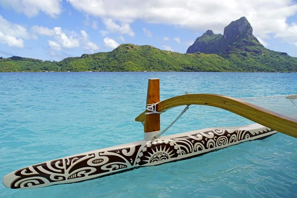 In der Lagune von Bora Bora: Traditionelles Boot vor traumhafter Inselkulisse