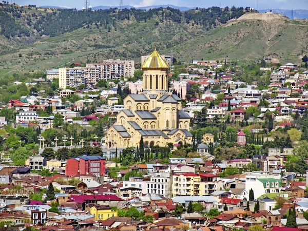 Blick auf die Sameba-Kathedrale von Tiflis in Georgien – authentische Stadtarchitektur
