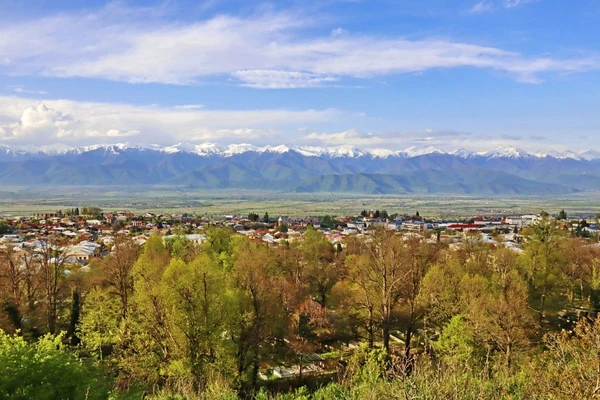Panoramablick über Kachetien in Georgien mit Bergen und grüner Natur