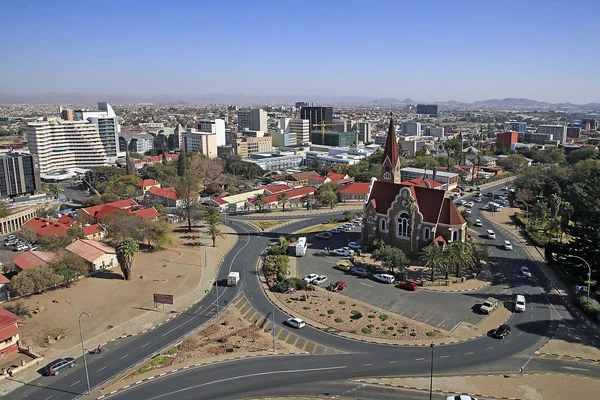 Panoramaaussicht über die Stadt Windhoek in Namibia mit urbanem Flair