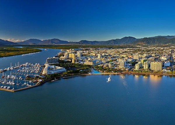 Abendstimmung an der Marina von Cairns in Australien mit Blick auf die Stadt und den Ozean