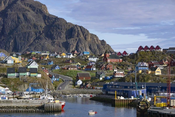 Sisimiut im Sonnenschein: Entdecken Sie die bunten Häuser und die atemberaubende Natur Grönlands