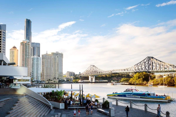 Entspannter Blick auf Brisbane am Eagle St Pier mit Fluss und Hochhäusern