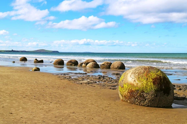 Erleben Sie die Moeraki Boulders am Koekohe Beach, Neuseeland – Natur hautnah entdecken.