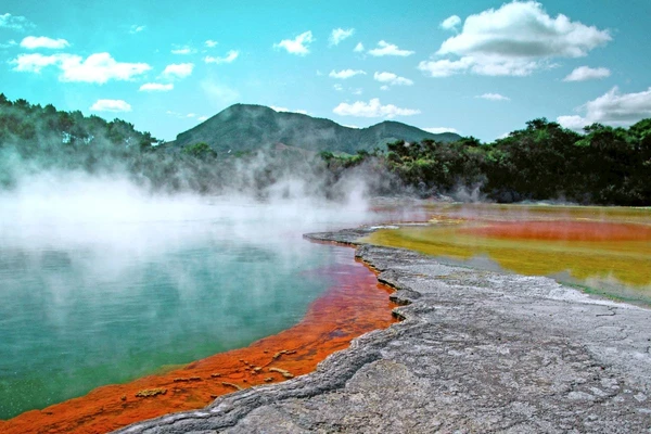 Die einzigartigen heißen Quellen von Rotorua in Neuseeland entdecken