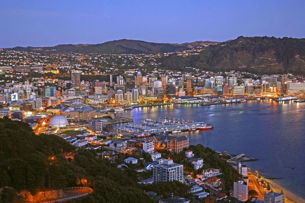 Der Hafen von Wellington am Abend in Neuseeland – eine bezaubernde Stadtansicht
