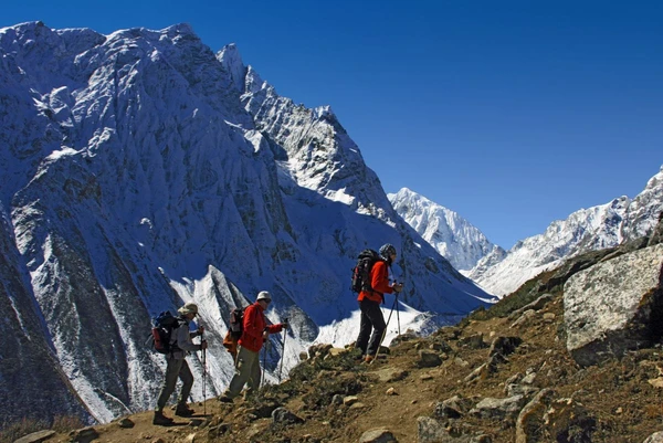 Wanderung in den Himalaya: Aufstieg von Larkya Bazar nach Dharamsala in Nepal