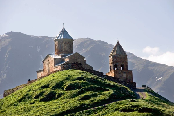 Dreifaltigkeitskirche von Gergeti Zminda Zameba in Stepantsminda, Georgien