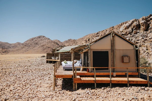 Elegant Desert Camp: Entspannen in der Wüste Namibias