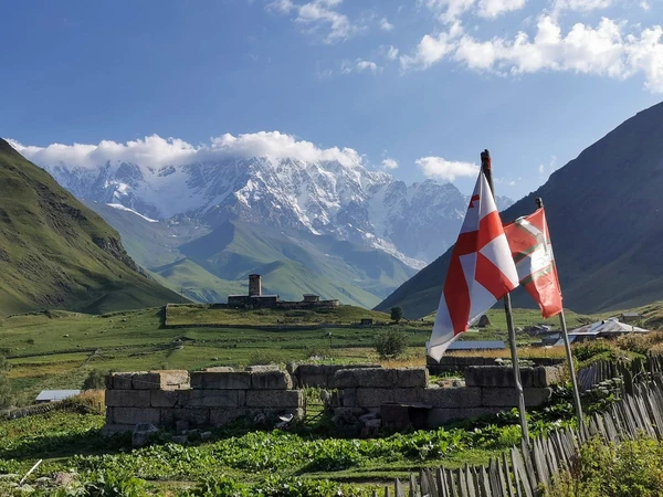 Blick auf das Bergdorf Ushguli und die Schchara-Wand in Georgien