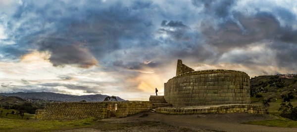 Mystische Stimmung über der Inkaruine von Ingapirca in Ecuador