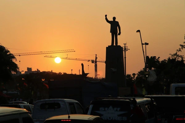 Sonnenuntergang über Luanda: Sozialistisches Erbe und Stadtleben in Angola