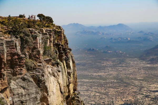 Wanderung zum Tunda Vala Felsriss in Angola mit Blick auf beeindruckende Berglandschaft