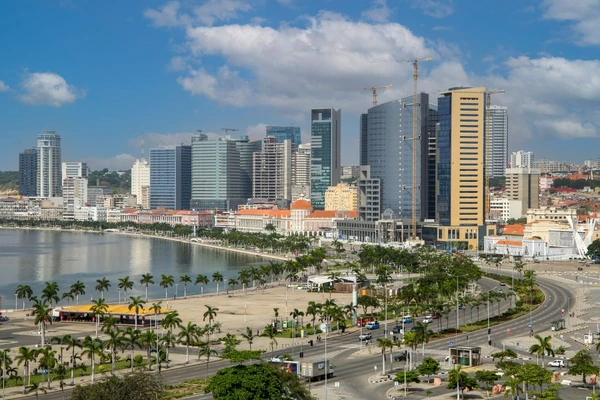 Marginal de Luanda: Entdecken Sie die Küste von Angola mit faszinierender Architektur.