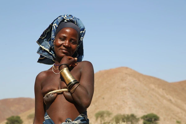 Kuvale Frau aus Angola – Traditionelle Kultur und Lebensfreude im Herzen Afrikas