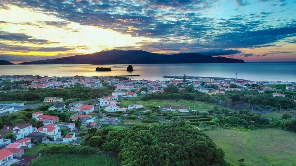 Sonnenuntergang über Madalena auf der Insel Pico in Portugal