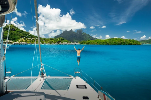 Sprung ins Wasser vor Bora Bora mit dem Katamaran in Französisch-Polynesien