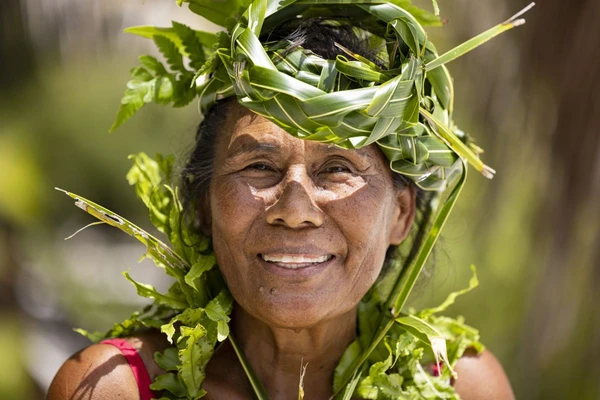 Eine freundliche Frau auf Raivavae – Einblicke in die Kultur Französisch-Polynesiens