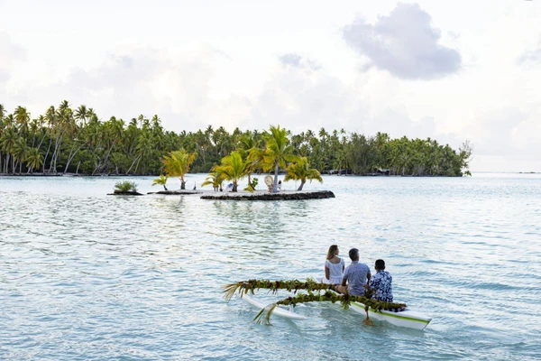 Auslegerboot in der Bucht von Taha'a, Französisch-Polynesien, umgeben von tropischen Inseln