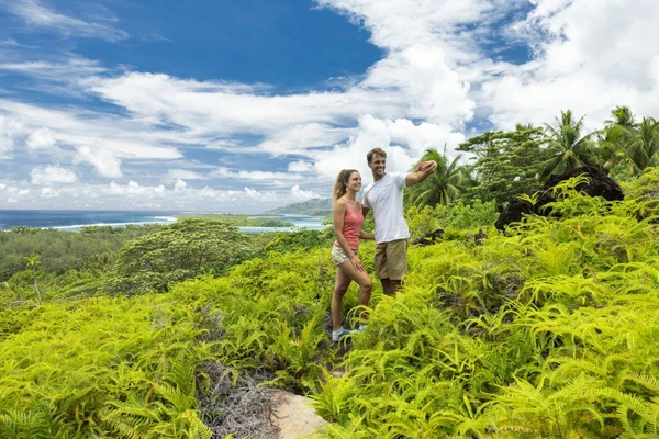 Erleben Sie eine unvergessliche Wanderung durch die Natur auf Huahine in Französisch-Polynesien.