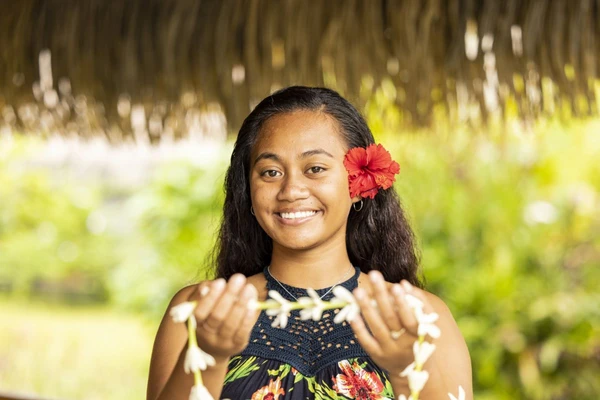 Frau mit Blumenkette auf Huahine in Französisch-Polynesien