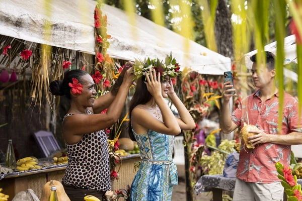 Blumenkranz und lokale Märkte in Moorea – Französisch-Polynesien