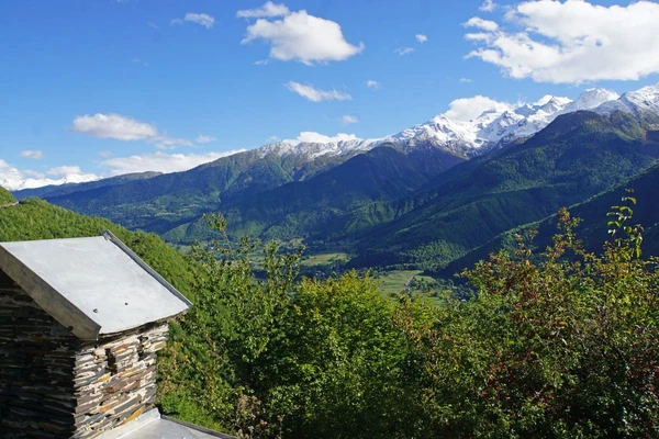 Kaukasus-Panorama: Entdecken Sie die atemberaubenden Berge und Täler Georgiens