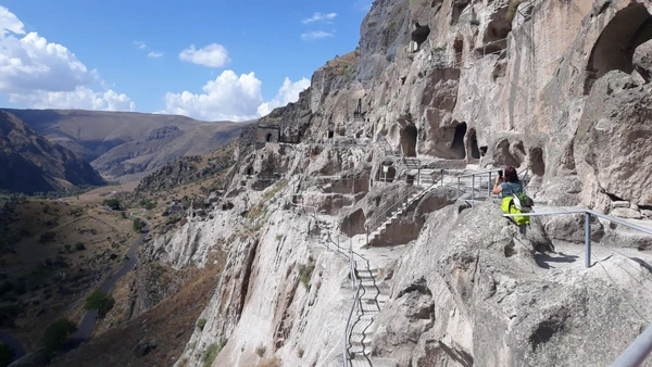 Erkunden Sie die Höhlenstadt Wardsia in Georgien mit einzigartiger Berglandschaft
