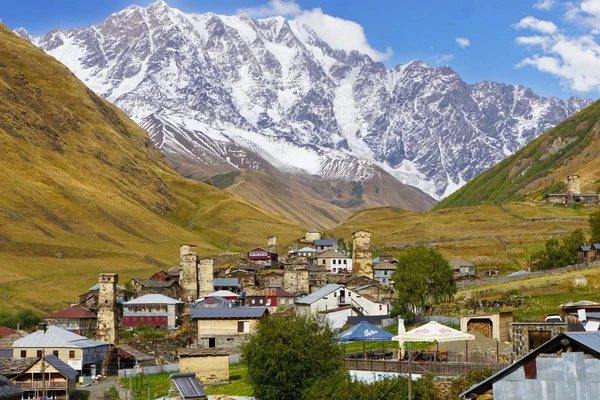 Ushguli: Entdecken Sie das kulturelle Erbe und die beeindruckenden Berge Georgiens