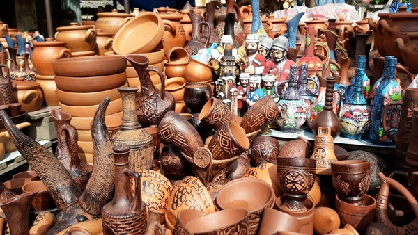 Tonkrüge auf dem Markt in Georgien: Kultur und Handwerkskunst erleben