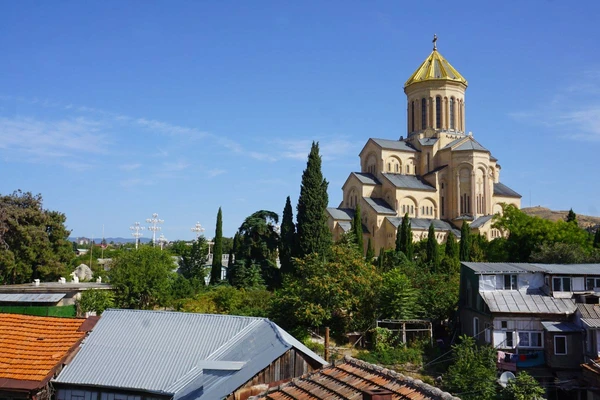 Entdecken Sie die beeindruckende Sameba-Kathedrale in Tiflis, Georgien