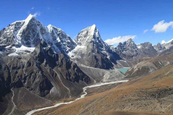 Panorama vom 5073m hohen Nangkartshang: Majestätische Berge und ein klarer See in Nepal