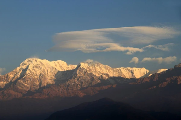 Sonnenaufgang über schneebedeckten Himalayagipfeln von Sarangkot in Nepal
