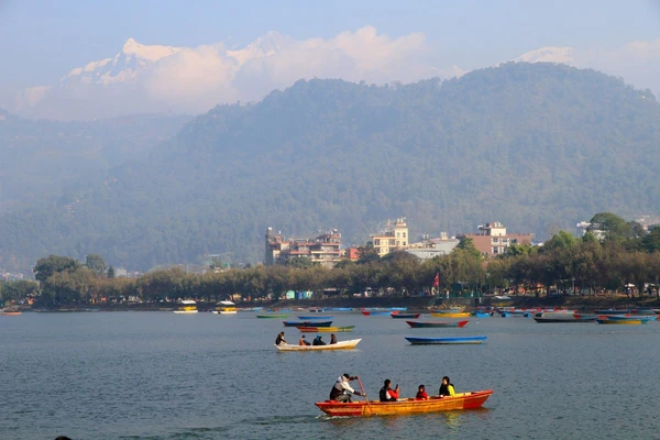 Befahren Sie den Phewa-See in Pokhara, umgeben von majestätischen Himalaya-Gipfeln.