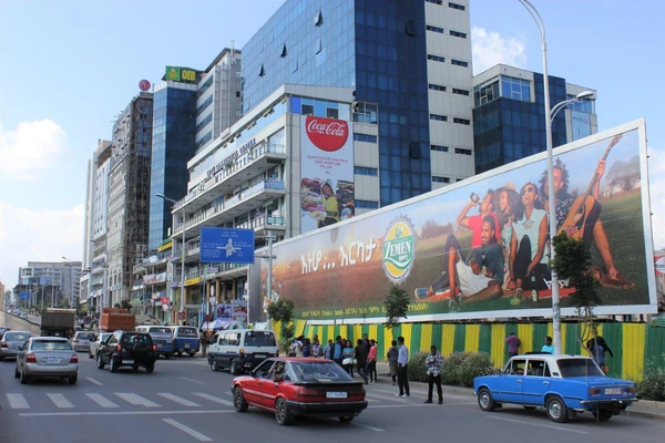 Bole Road in Addis Abeba: Entdecken Sie das geschäftige Leben der Stadt