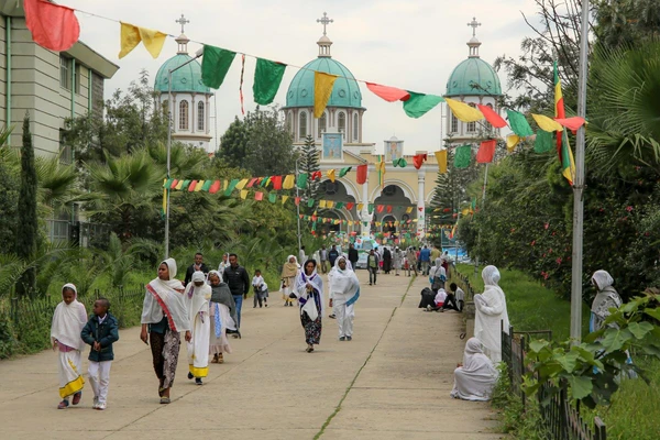 Lebhaftes Treiben in Addis Abeba vor der Medhane-Alem-Kathedrale in Äthiopien