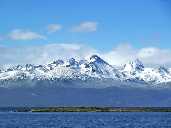 Entdecken Sie die majestätischen Berge in Ushuaia, Argentinien