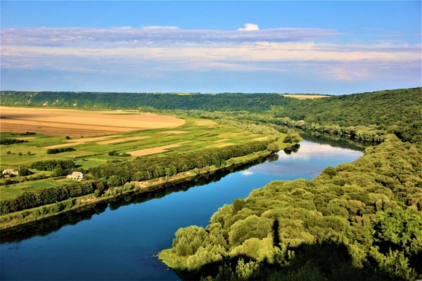 Panorama des Flusses Raut bei Orheiul Vechi in Moldawien