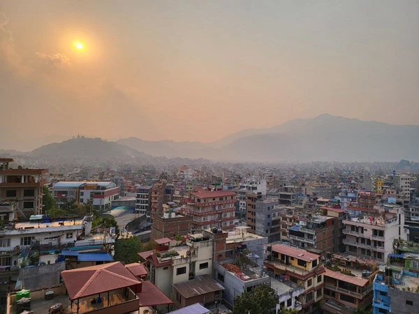 Panorama-Blick über Kathmandu in Nepal bei Sonnenuntergang
