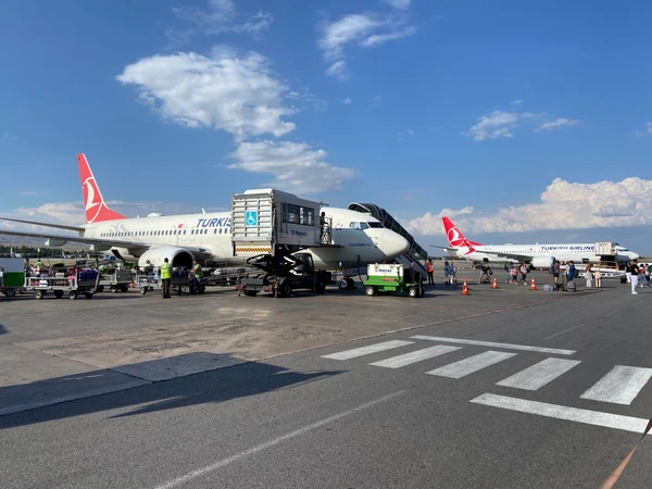 Eindruck vom Flughafen in der Türkei mit Turkish Airlines Flugzeugen