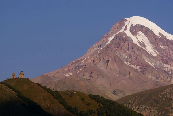 Zminda Sameba mit Kasbek: Entdecken Sie die atemberaubende Natur Georgiens