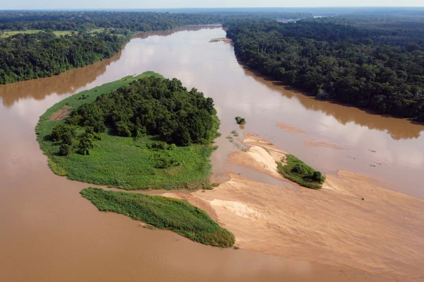 Entdecken Sie den wunderschönen Sangha Fluss in Kongo mit seiner üppigen Natur und ruhigen Wasserläufen.