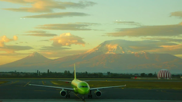 Flughafen Jerewan mit Blick auf den majestätischen Ararat in Armenien