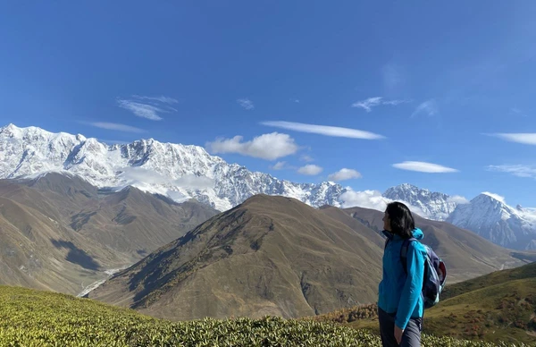Atemberaubender Blick vom Gorwaschi-Pass zu den schneebedeckten Gipfeln des Kaukasus in Georgien
