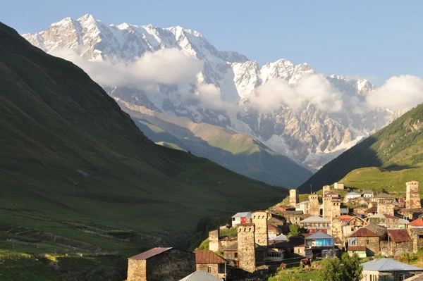 Entdecken Sie das malerische Bergdorf Ushguli in Georgien umgeben von majestätischen Bergen