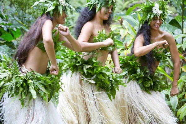Tänzerinnen auf Rurutu zeigen traditionellen Tanz in Französisch-Polynesien