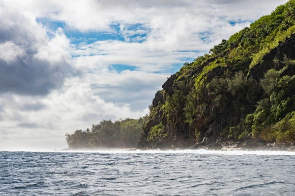 Entdecken Sie die Steilküste von Rurutu in Französisch-Polynesien